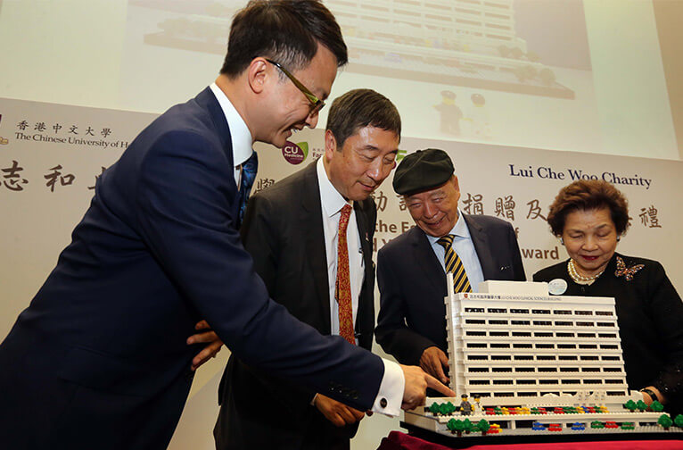 Prof. Joseph SUNG and Prof. Francis CHAN present a model of the Lui Che Woo Clinical Sciences Building to Dr. LUI Che-woo, in appreciation of his continued support to CUHK.